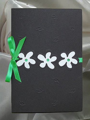 Schwarze Einladungskarte mit weien Blumen