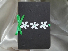 Einladungskarte schwarz mit grünem Satinband