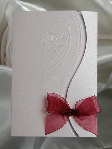 Weisse Hochzeitskarte mit Bordeauxschleife